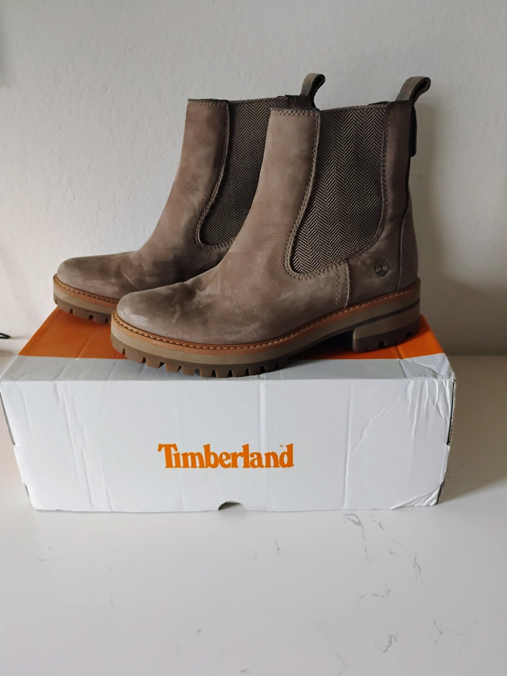 Timberland Courmayeur Valley Boots Size 9 Chelsea Taupe Tan Nubuck Excellent